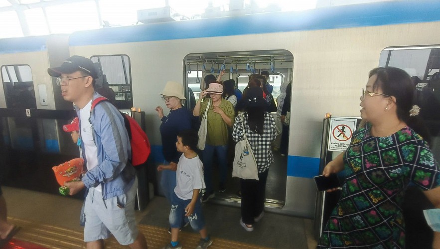 TP. Hồ Chí Minh: Đông nghịt người đi Metro Bến Thành - Suối Tiên trong ngày đầu năm