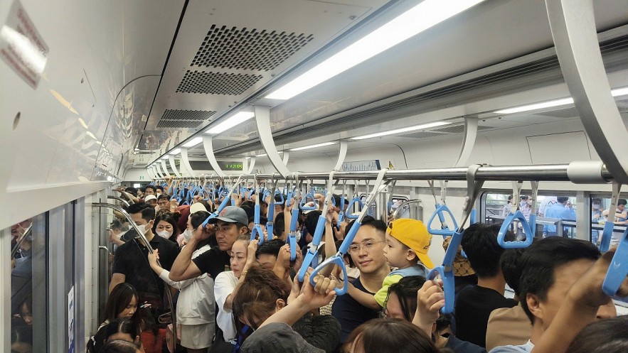 TP. Hồ Chí Minh: Đông nghịt người đi Metro Bến Thành - Suối Tiên trong ngày đầu năm