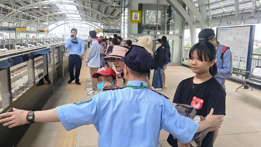 TP. Hồ Chí Minh: Đông nghịt người đi Metro Bến Thành - Suối Tiên trong ngày đầu năm