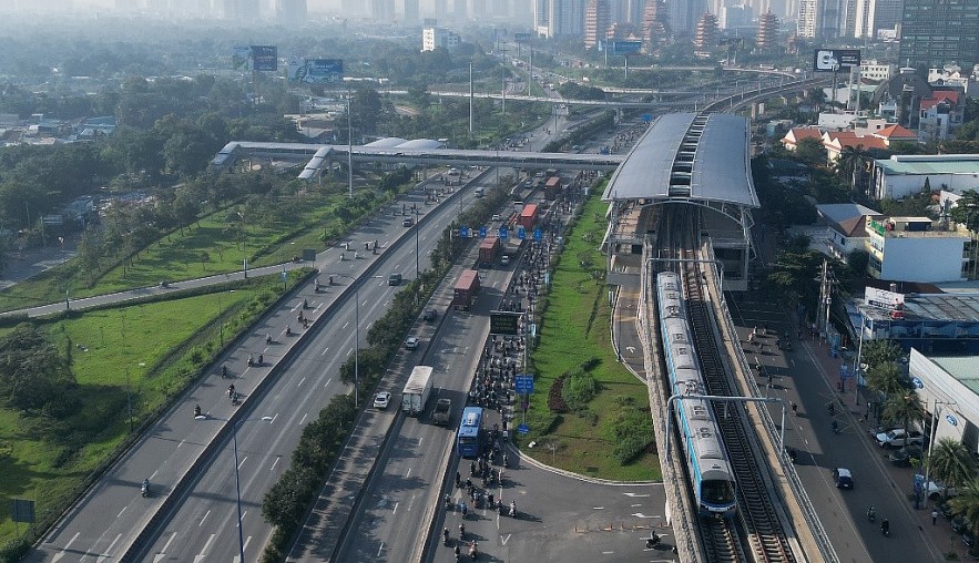 TP. Hồ Chí Minh: Đông nghịt người đi Metro Bến Thành - Suối Tiên trong ngày đầu năm