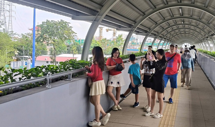 TP. Hồ Chí Minh: Đông nghịt người đi Metro Bến Thành - Suối Tiên trong ngày đầu năm