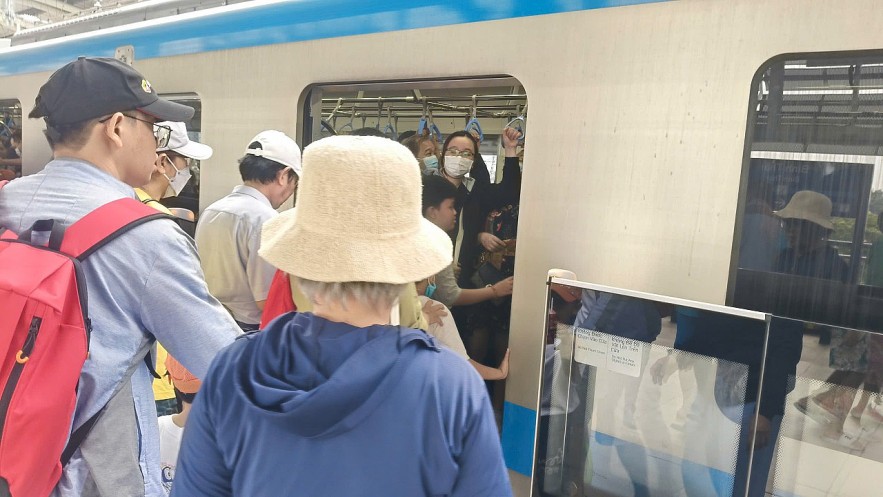 TP. Hồ Chí Minh: Đông nghịt người đi Metro Bến Thành - Suối Tiên trong ngày đầu năm