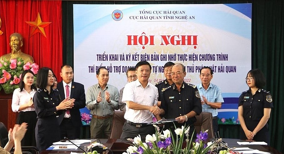 Ký kết biên bản giữa Công ty CP Thực phẩm sữa TH và Cục Hải quan Nghệ An. Ảnh: Nguyễn Hải