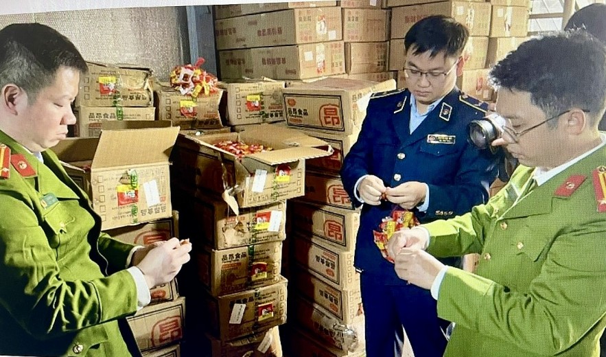 undefined Hà Nội: Phát hiện trên 13 tấn thực phẩm bao gói nhập lậu những ngày cận Tết 2025