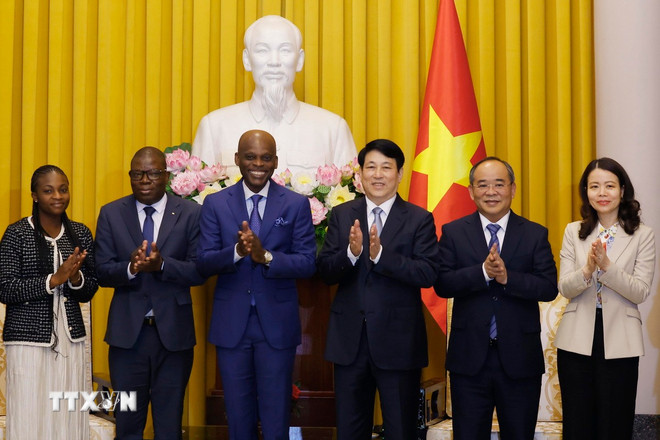 Chủ tịch nước Lương Cường tiếp Bộ trưởng Ngoại giao Togo Robert Dussey Chủ tịch nước Lương Cường tiếp Bộ trưởng Ngoại giao, Hội nhập khu vực và Kiều dân Cộng hòa Togo Robert Dussey. (Ảnh: Lâm Khánh/TTXVN)