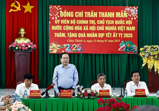 Chủ tịch Quốc hội Trần Thanh Mẫn tặng quà Tết cho hộ gia đình chính sách, lực lượng vũ trang tại huyện Châu Thành A. (Ảnh: Doãn Tấn/TTXVN)