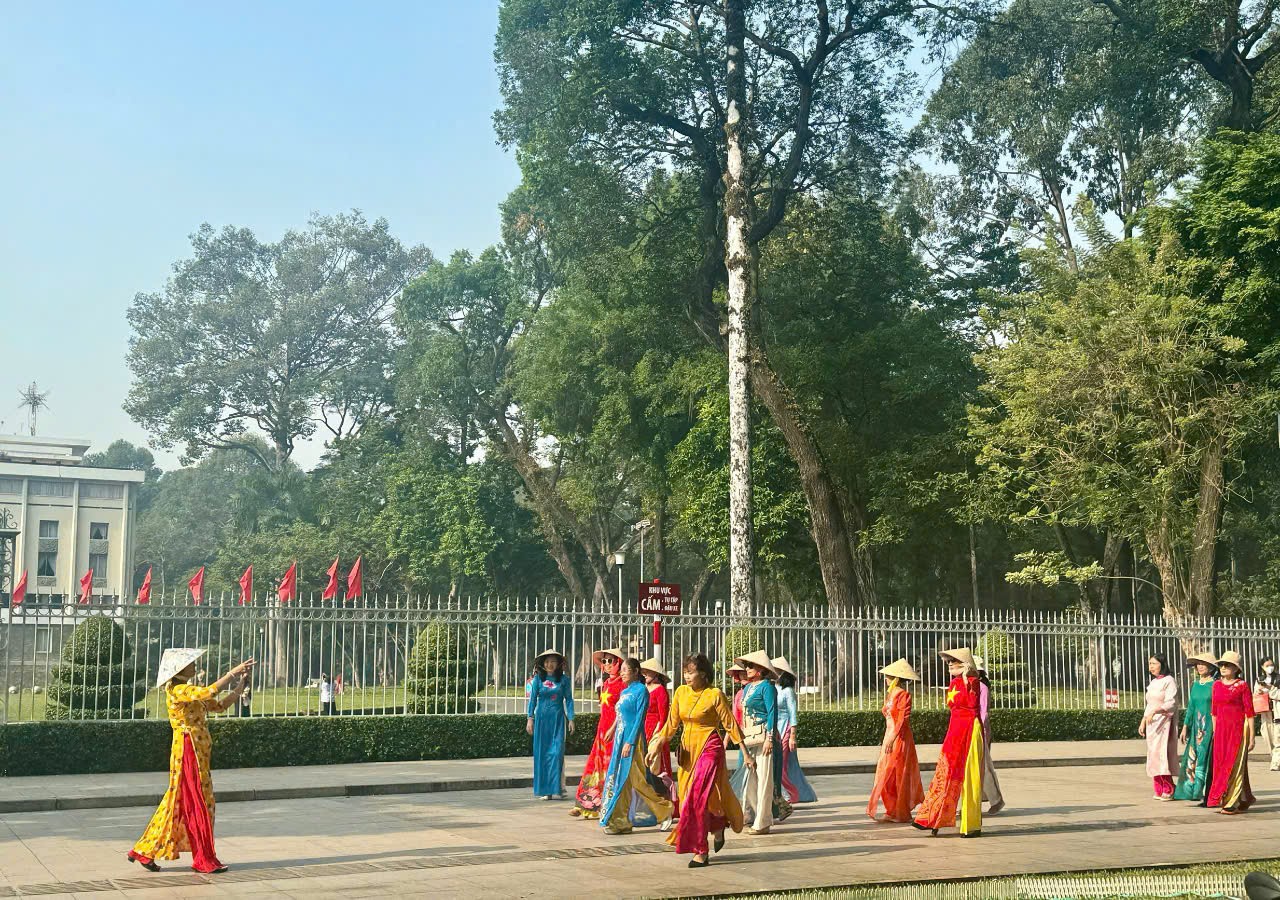 TP. Hồ Chí Minh: Người dân nô nức “lên đồ” chụp ảnh tết TP. Hồ Chí Minh: Người dân nô nức “lên đồ” chụp ảnh tết