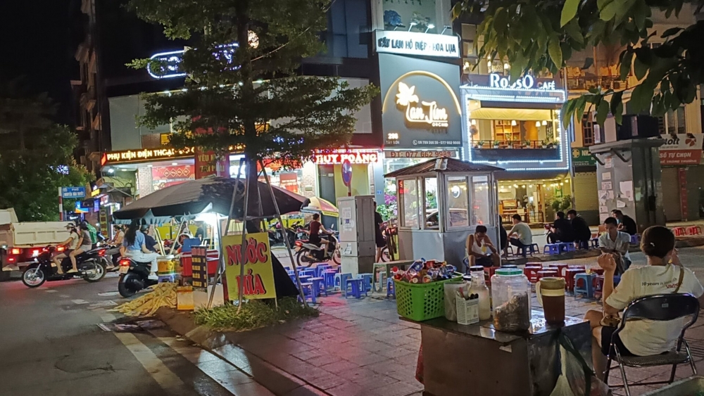 Phố Nguyễn Văn Tuyết (Trung Liệt, Đống Đa): Vỉa hè, lòng đường thành quán ăn, nơi để xe