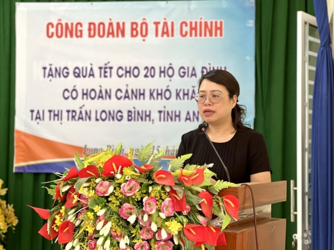 Công đoàn Bộ Tài chính thăm, tặng quà Tết cho các hộ nghèo tại An Giang, Đồng Tháp