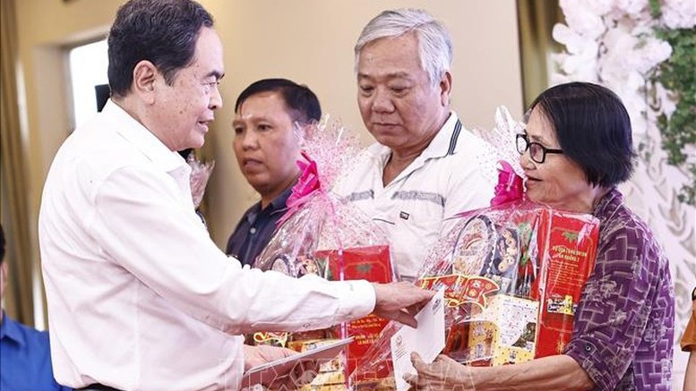 Chủ tịch Quốc hội thăm, tặng quà Tết đồng bào, chiến sĩ thành phố Cần Thơ