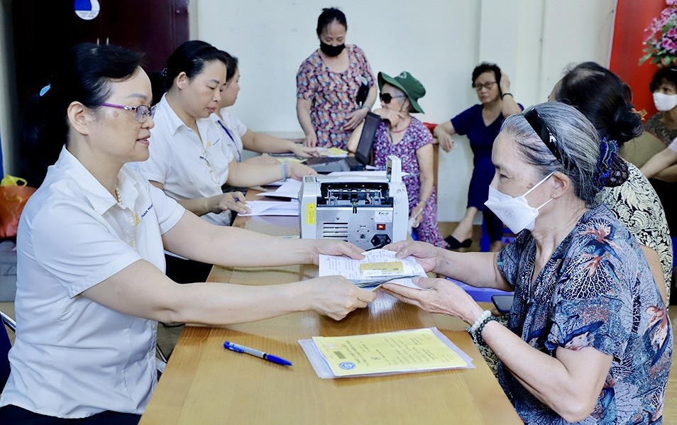 Hướng dẫn quy trình thủ tục để người cao tuổi không có lương hưu nhận trợ  cấp hưu trí xã hội | Thời báo Tài chính Việt Nam