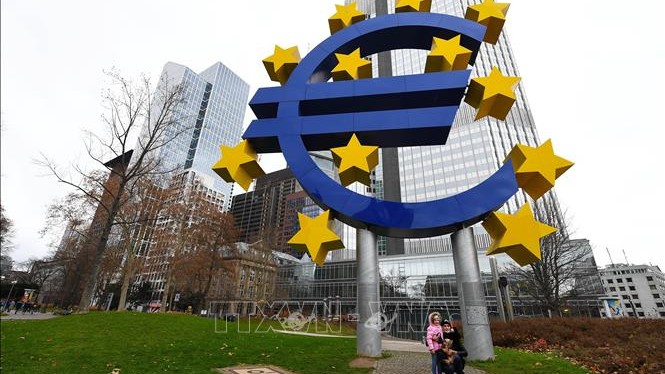 ECB quyết định hạ lãi suất trong bối cảnh nền kinh tế Eurozone trì trệ