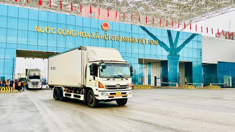 hàng hóa được xuất khẩu tại Cửa khẩu cầu Bắc Luân II. Ảnh M.T