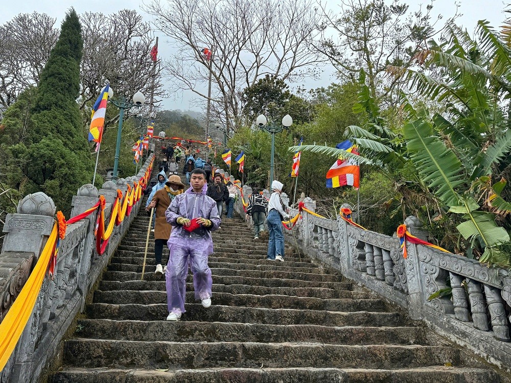 Hàng nghìn du khách du xuân Yên Tử đầu năm. Ảnh Tiến Dũng