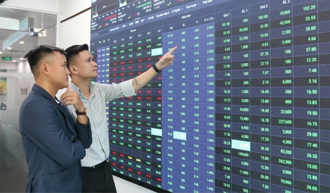 Chứng khoán tuần qua: Dòng tiền tạo lực đẩy giúp VN-Index vượt mốc 1.320 điểm