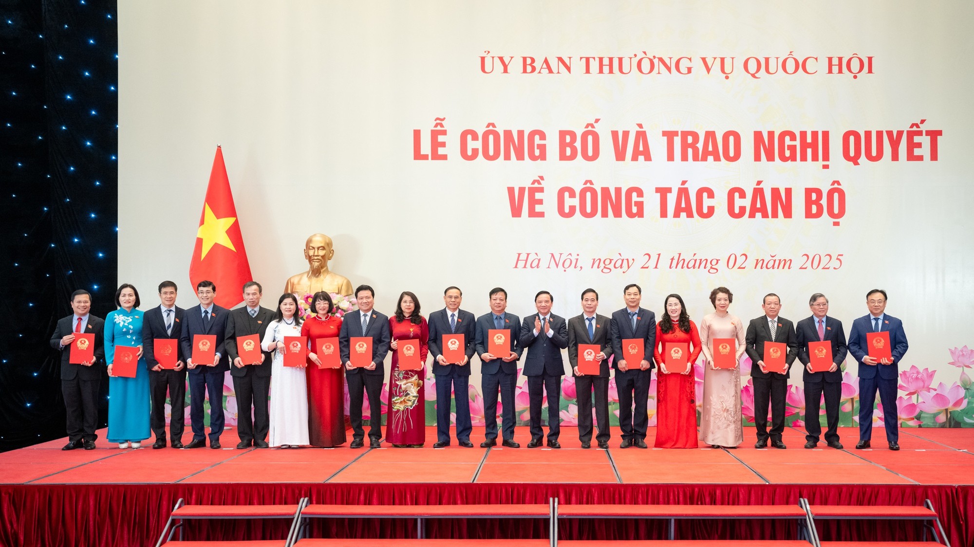 Trao Nghị quyết về công tác cán bộ đối với các Phó Chủ nhiệm Ủy ban của Quốc hội và đại biểu Quốc hội chuyên trách