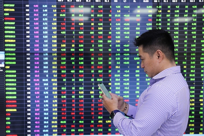Chứng khoán ngày 5/8: VN-Index biến động mạnh quanh đỉnh lịch sử, thanh khoản lập kỷ lục mới