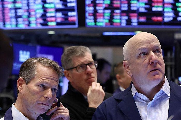 Chứng khoán Mỹ quay đầu giảm mạnh, Dow Jones mất hơn 400 điểm