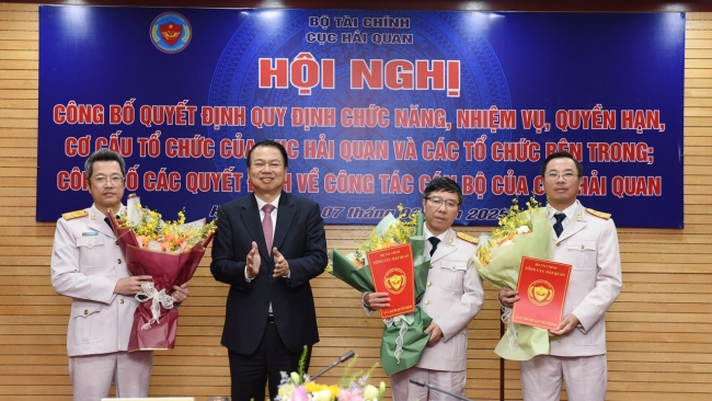 cong bo cac quyet dinh ve cong tac can bo cua cuc hai quan theo co cau moi