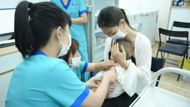 chu dong tiem vaccine phong benh hon chua benh