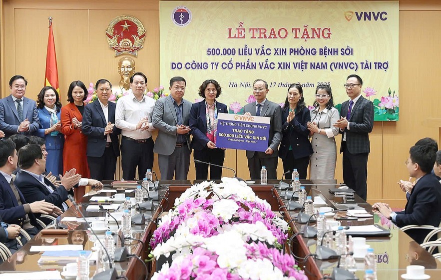 Bộ Y tế nhận 500 nghìn liều vaccine phòng bệnh sởi do VNVC trao tặng