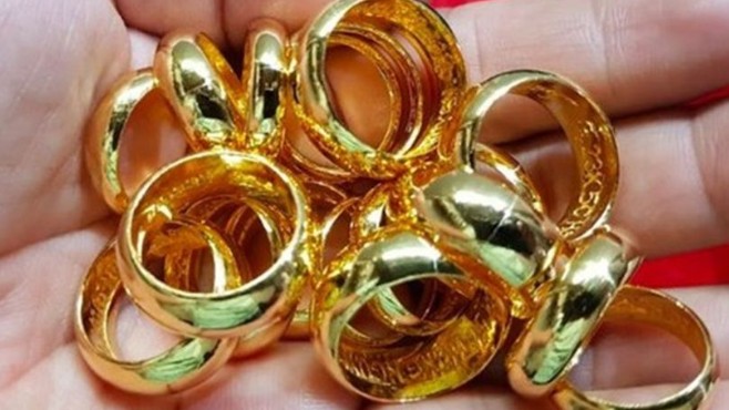 Giá vàng chiều 24/3 giảm mạnh trên thị trường thế giới, trong nước neo ở mốc cao