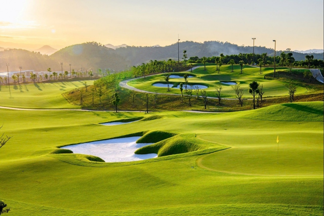 Huyền thoại “Cá mập trắng” Greg Norman chuẩn bị cho trải nghiệm 18 hố tại sân golf T&T Văn Lang Empire