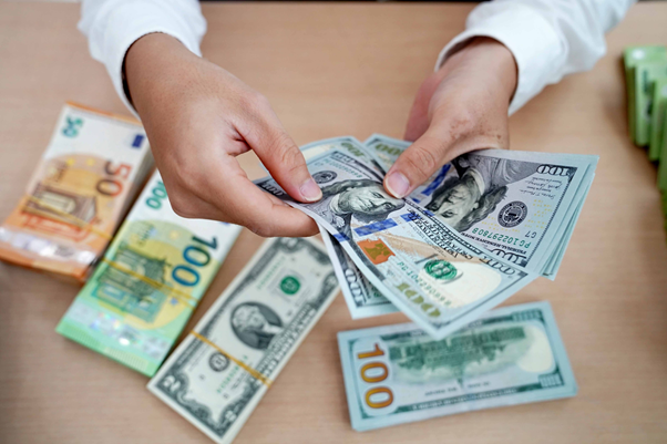 Tỷ giá USD hôm nay (11/4): Thế giới lao dốc, “chợ đen” quay đầu giảm