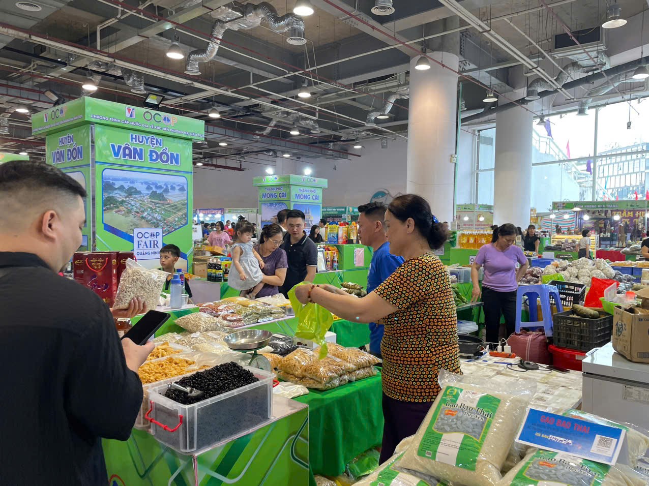Người dân mua sắm hàng hóa tại Hội chợ OCOP Quảng Ninh Người dân mua sắm hàng hóa tại Hội chợ OCOP Quảng Ninh