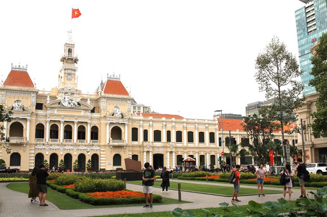 Phương án sắp xếp cán bộ, công chức của TPHCM khi sáp nhập - Ảnh 1.