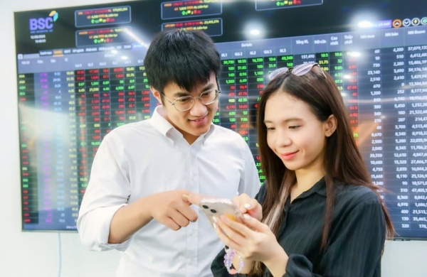 Chứng khoán tuần qua: VN-Index duy trì đà tăng, thị trường phân hóa mạnh