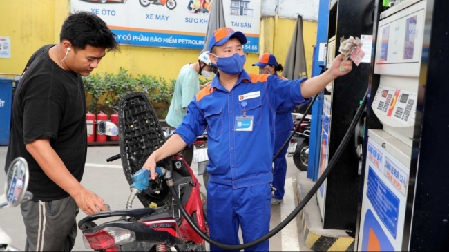 Ngày 9/5: Giá xăng dầu trong nước tiếp tục giảm, thế giới tăng mạnh
