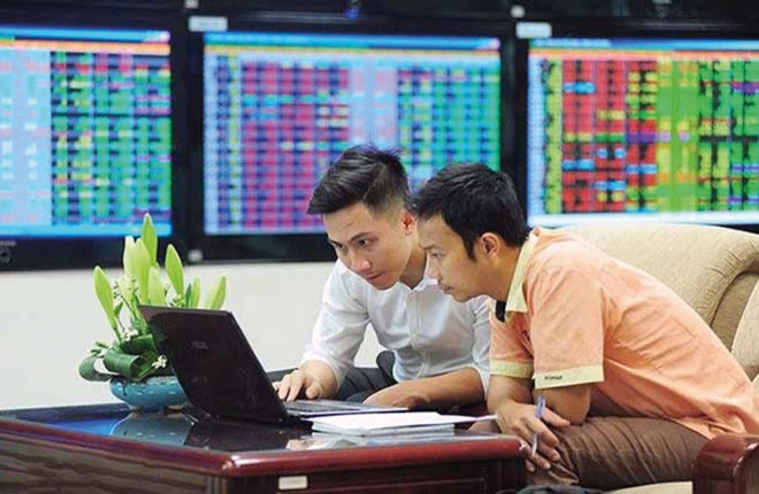 Thị trường chứng khoán hội tụ nhiều yếu tố thuận lợi cho chu kỳ tăng trưởng mới Chứng khoán ngày 15/12: Thanh khoản suy giảm, VN-Index diễn biến giằng co tìm kiếm điểm cân bằng