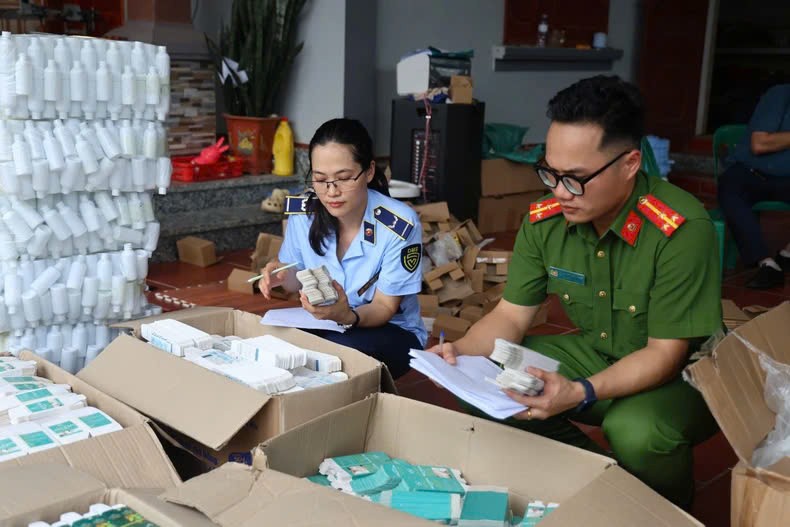 Lực lượng Công an và Quản lý thị trường Bắc Giang kiểm đếm mỹ phẩm giả.