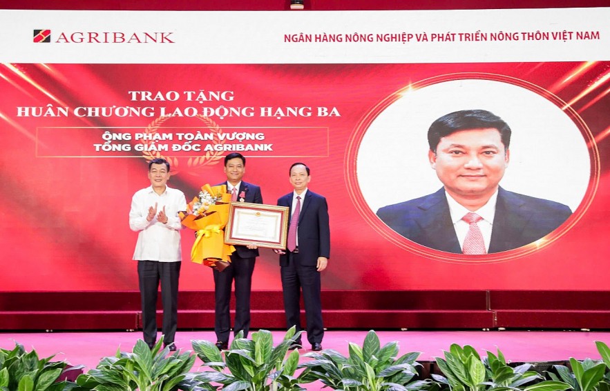 Agribank biểu dương “Nữ đoàn viên - Người lao động giỏi việc ngân hàng, đảm việc nhà”