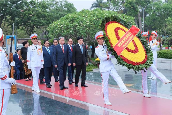 Lãnh đạo Đảng, Nhà nước vào Lăng viếng Bác Chú thích ảnh