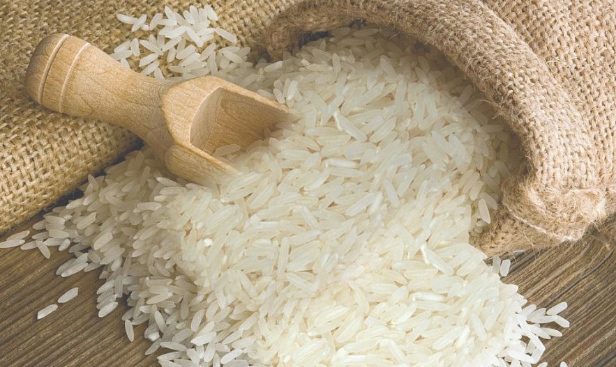 Ngày 20/5: Giá gạo nguyên liệu tại Đồng bằng sông Cửu Long đảo chiều giảm, lúa chững giá