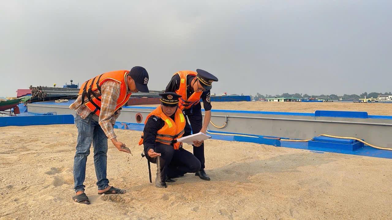 Công chức Hải quan cửa khẩu quốc tế Vĩnh Xương kiểm tra hàng hóa là cát sông nhập khẩu.