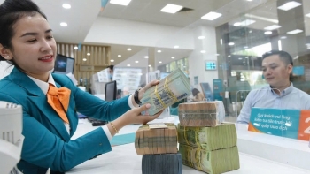 Biên lãi ròng thu hẹp, ngân hàng căng mình giữ nhịp sinh lời