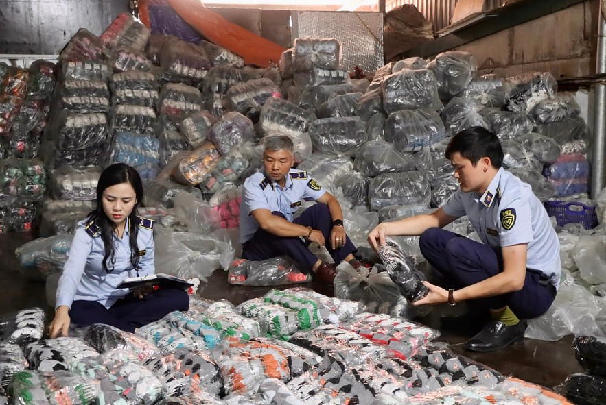 Hà Nội: Phát hiện xưởng sản xuất gần 10.000 đôi tất giả nhãn hiệu nổi tiếng