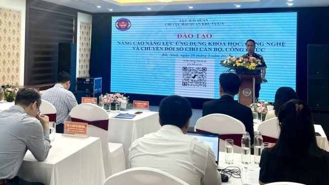 Hải quan khu vực V tập huấn kỹ năng sử dụng AI và công nghệ số cho cán bộ, công chức