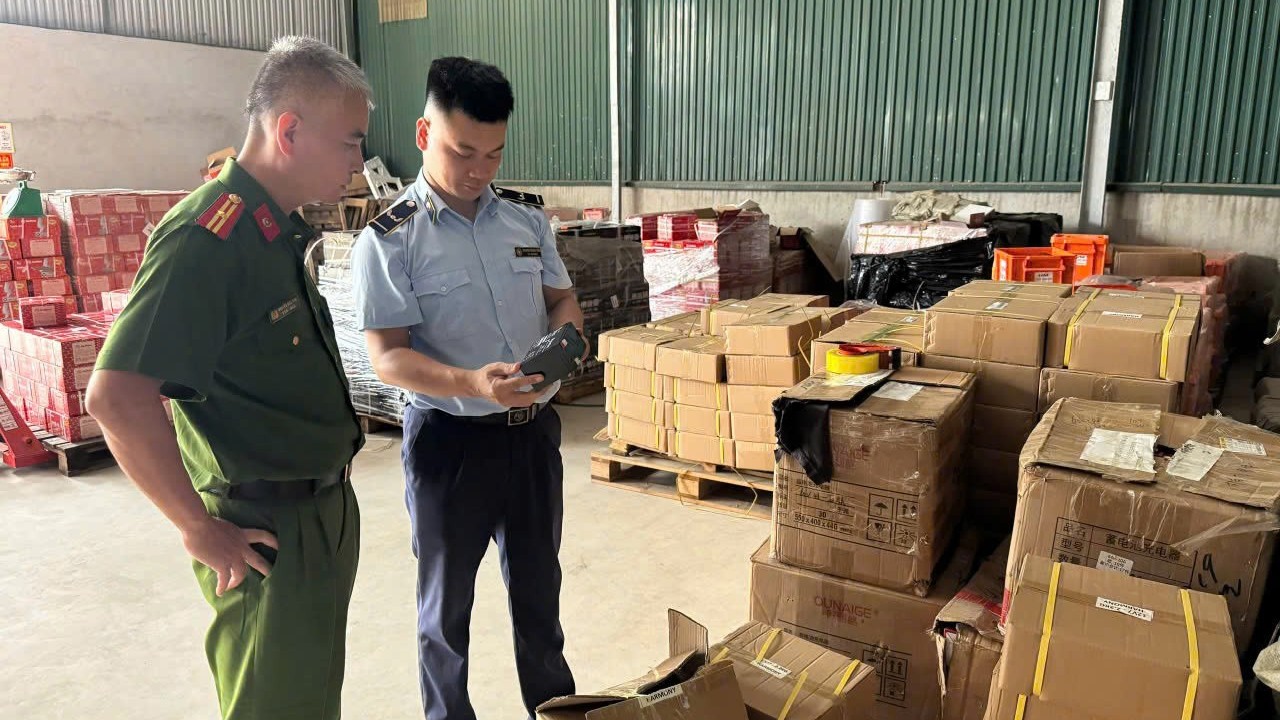 Tổng tấn công” buôn lậu, hàng giả: Hà Nội không chỉ dừng ở xử phạt