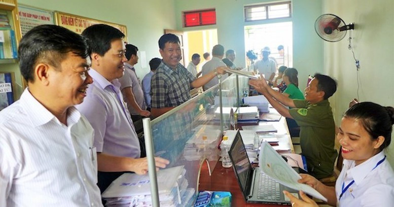 Cán bộ, công chức không đủ điều kiện về tuổi tái cử, tái bổ nhiệm, đóng BHXH đủ 15 năm trở lên mà tự nguyện xin nghỉ hưu trước tuổi sẽ được giữ nguyên lương hưu