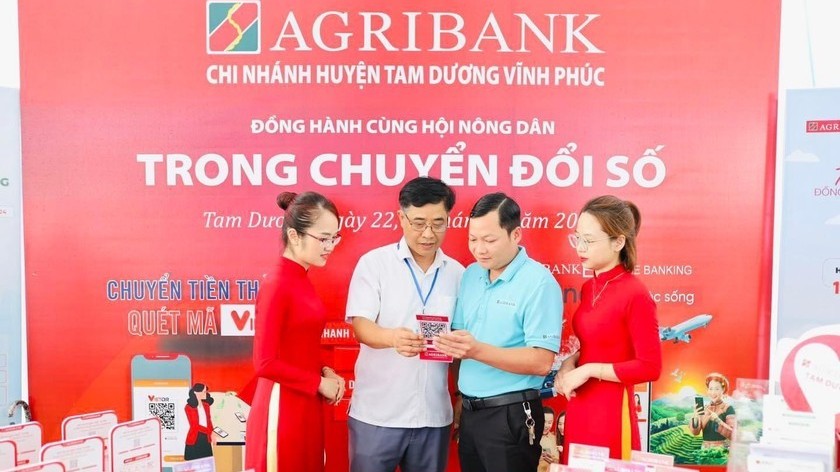 Agribank tích cực cùng cả nước thi đua “Đổi mới sáng tạo, chuyển đổi số” và “Bình dân học vụ số”