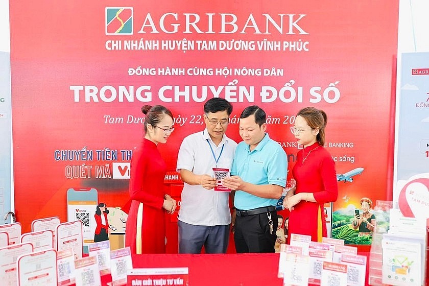 Agribank tích cực cùng cả nước thi đua “Đổi mới sáng tạo, chuyển đổi số” và “Bình dân học vụ số”