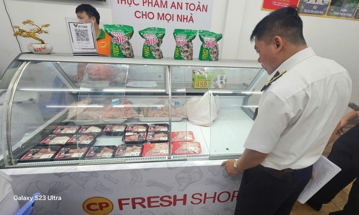 Kiểm tra đột xuất các cửa hàng của Công ty C.P. Việt Nam tại Bình Dương