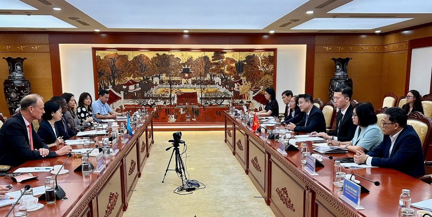 Chiều ngày 6/6, Thứ trưởng Bộ Tài chính Trần Quốc Phương có cuộc gặp xã giao giữa Trợ lý kiêm Đặc phái viên về Biến đổi khí hậu và chuyển dịch công bằng của Tổng thư ký Liên Hợp Quốc.