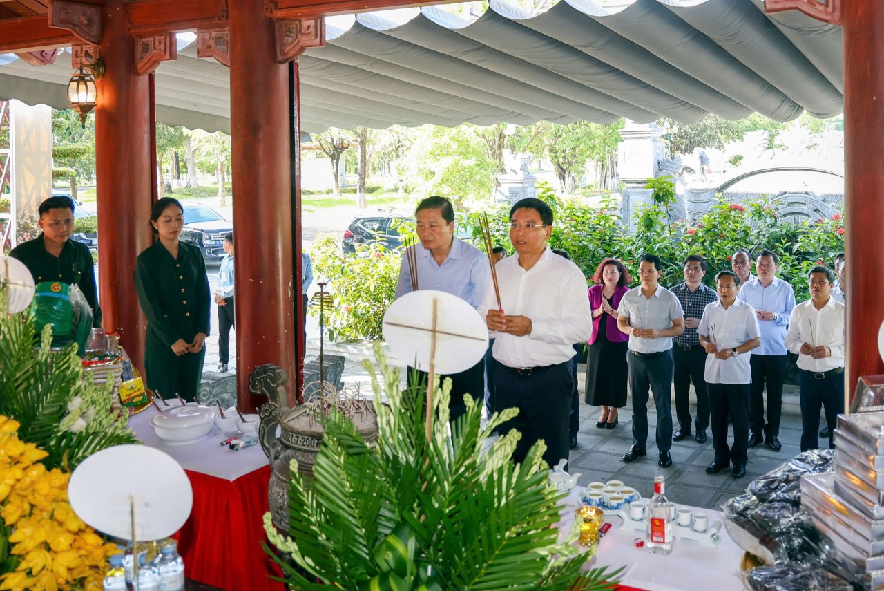 Bộ trưởng Bộ Tài chính Nguyễn Văn Thắng dâng hương, tưởng niệm tại Khu Di tích Ngã ba Đồng Lộc và Truông Bồn