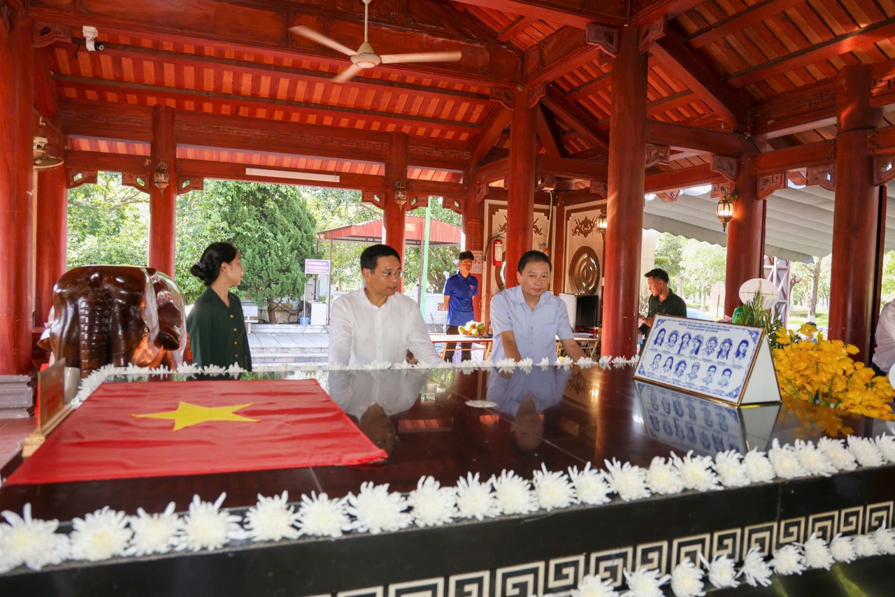Bộ trưởng Bộ Tài chính Nguyễn Văn Thắng dâng hương, tưởng niệm tại Khu Di tích Ngã ba Đồng Lộc và Truông Bồn