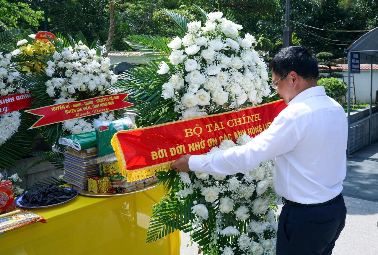 Bộ trưởng Bộ Tài chính Nguyễn Văn Thắng dâng hương, tưởng niệm tại Khu Di tích Ngã ba Đồng Lộc và Truông Bồn